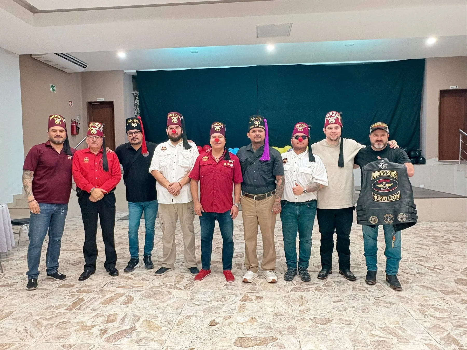 Retrato de grupo durante una convivencia en un salón.