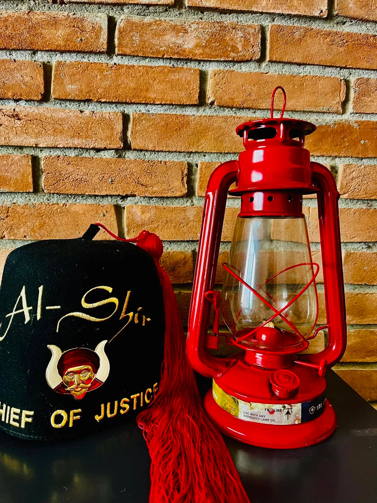 Fez de Al-Shir junto a un farol rojo.