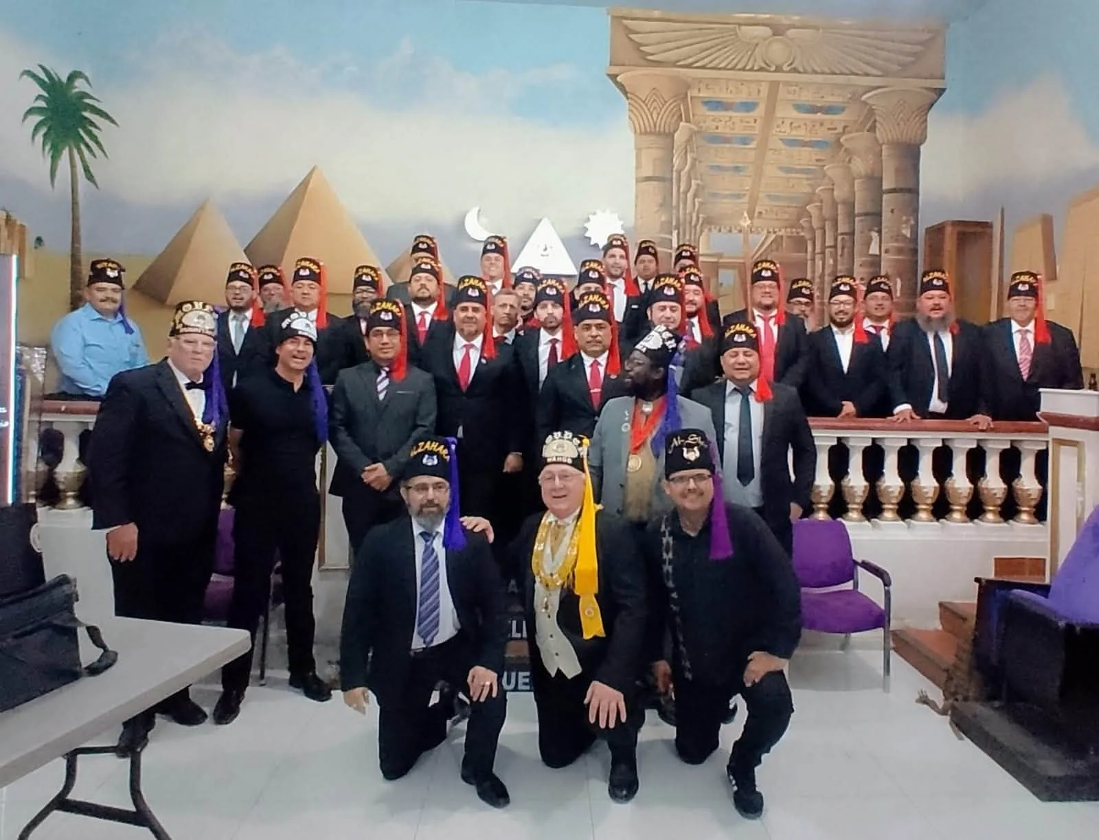 Grupo de participantes con fezzes de distintos Grottos.